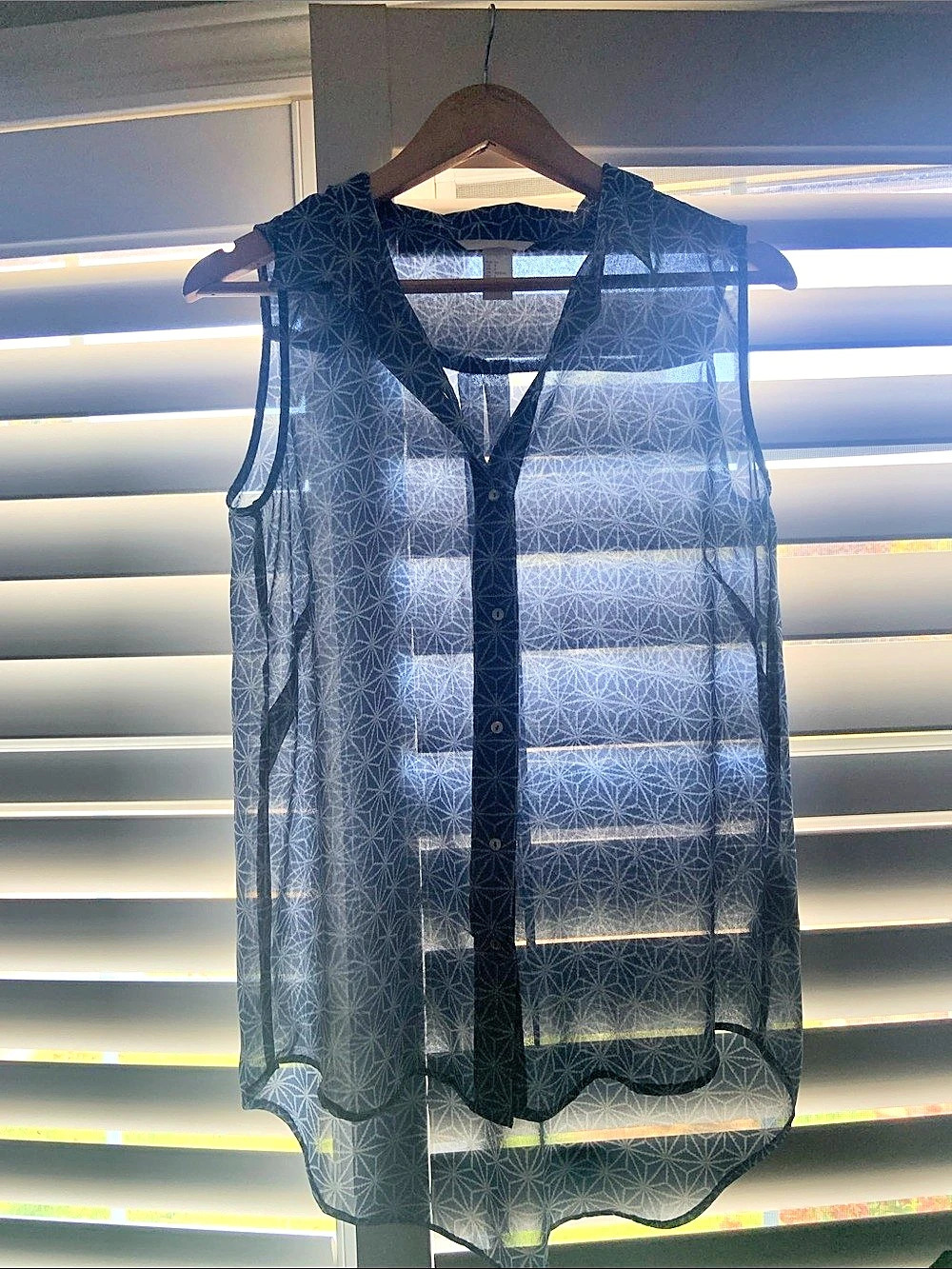 H&M Geometric Blue & White Button Down Size 6
